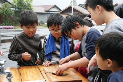 釣った魚をさばく子供たち